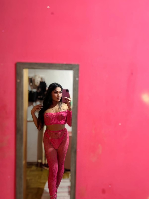 Joven y hermosa mujer trans super novedad