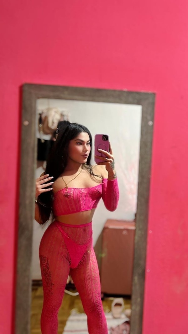 Joven y hermosa mujer trans contacta conmigo
