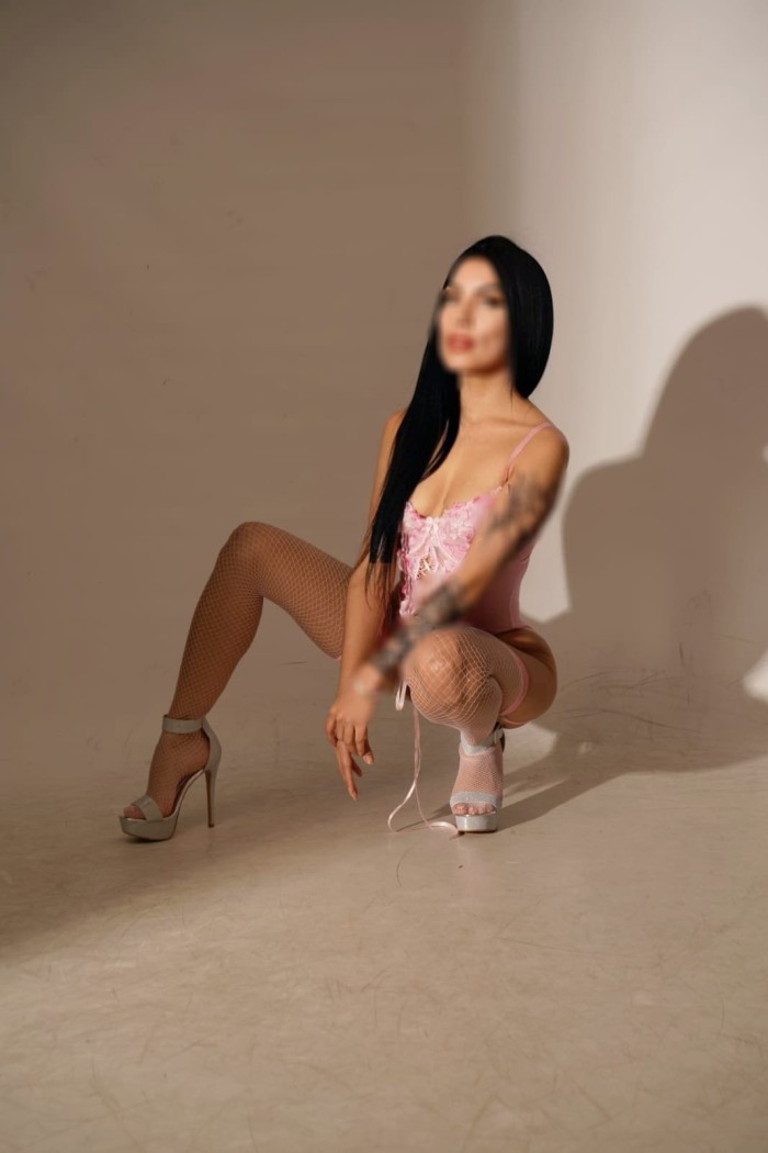 MORENA DE CUERPO SEXY Y CALIENTE