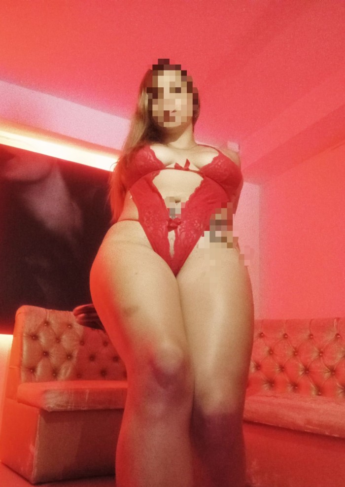 RUBIA IMPLICADA Y CALIENTE