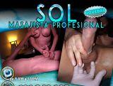Masajidta profesional en camilla con final