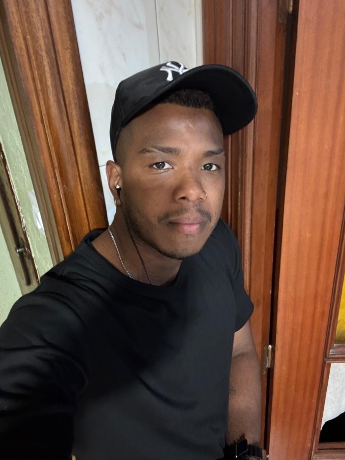 Negro dotado con ganas de complacerte