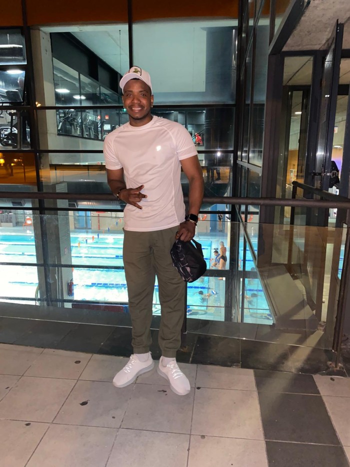 Negro dotado con ganas de complacerte