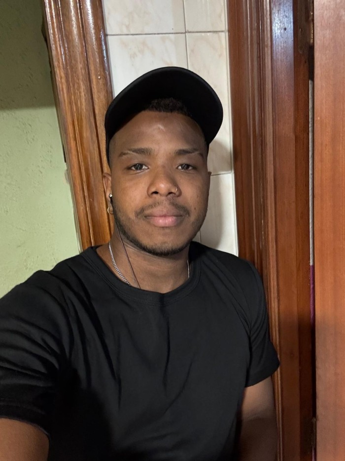 Negro dotado con ganas de complacerte