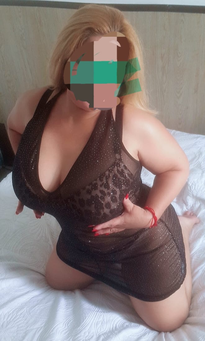 RUBIA TETONA CON CURVA CULONA