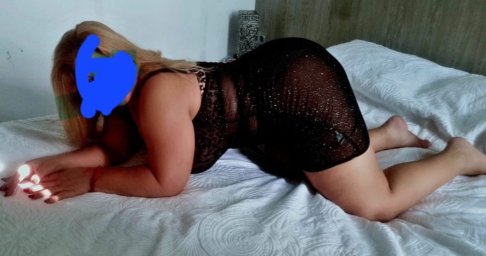 RUBIA TETONA CON CURVA CULONA