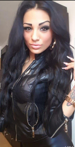 AISHA UNA MORENA DULCE Y ATRACTIVA