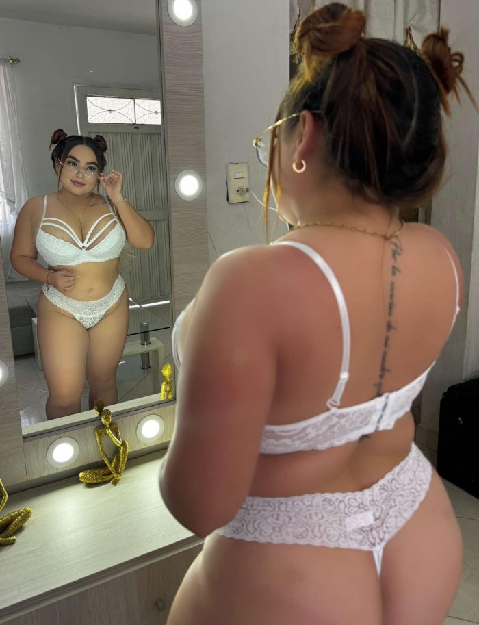 COQUETA E IMPLICADA LATINA