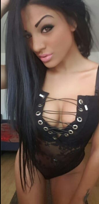 Soy Aisha una chica muy atenta a tus deseos
