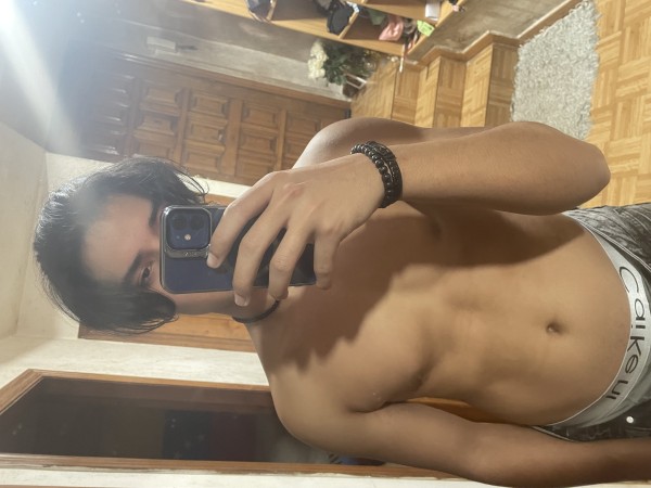 Chico joven venezolano a la distancia de una decis