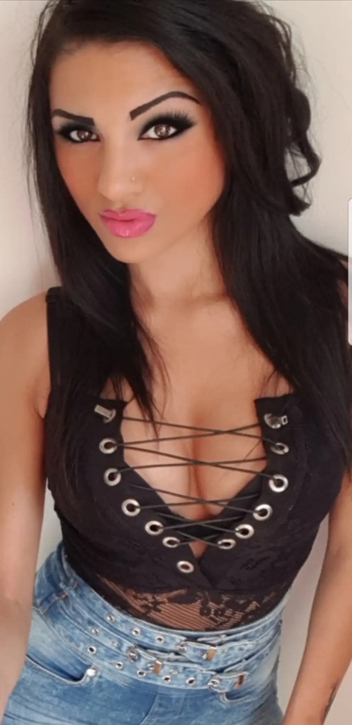 Una morena fogosa y IMPLICADA