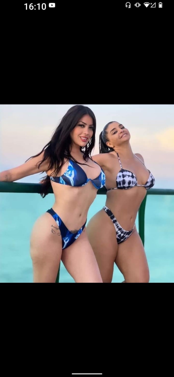 Somos tres amiguita estamo en la barrosa