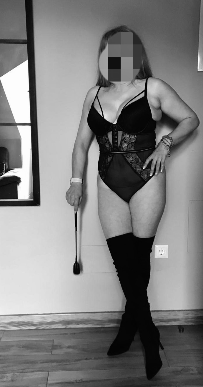 Domina madura, casada, cruel y exigente