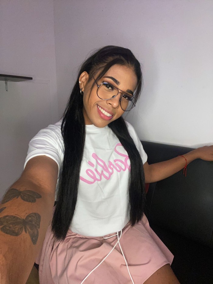 SOFIA HERMOSA CHICA TRANS / SALIDAS