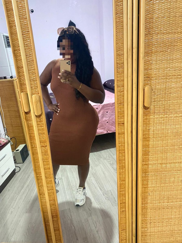 Morena Elegante Con un Toque Sexy