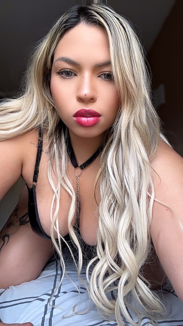 Rubia brasileña en el centro de GIRONA