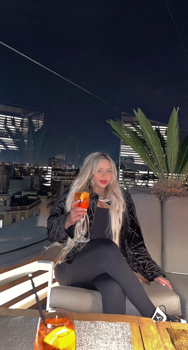 Rubia brasileña en el centro de GIRONA