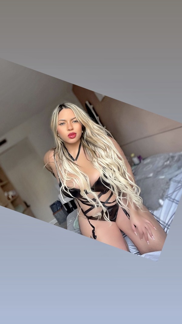 Rubia brasileña en el centro de GIRONA