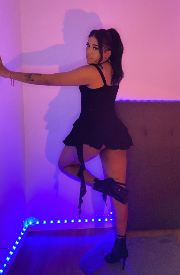 CHICA TRANS ARDIENTE JUGUETONA Y CALIENTE
