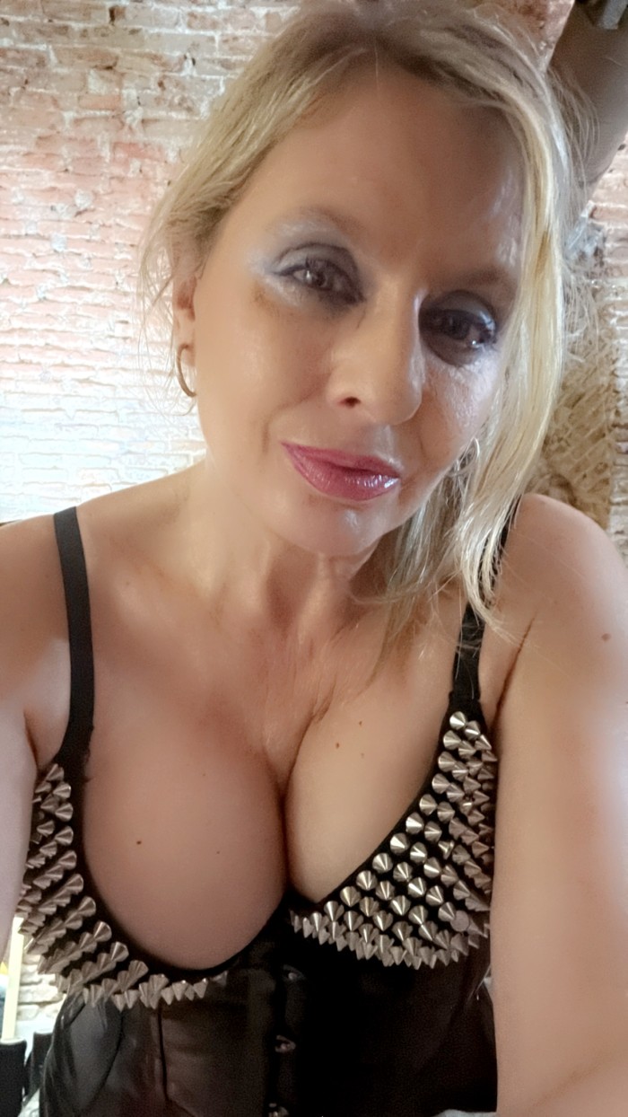 SOMETE TUS DESEOS MAS OSCUROS EN MI REINO