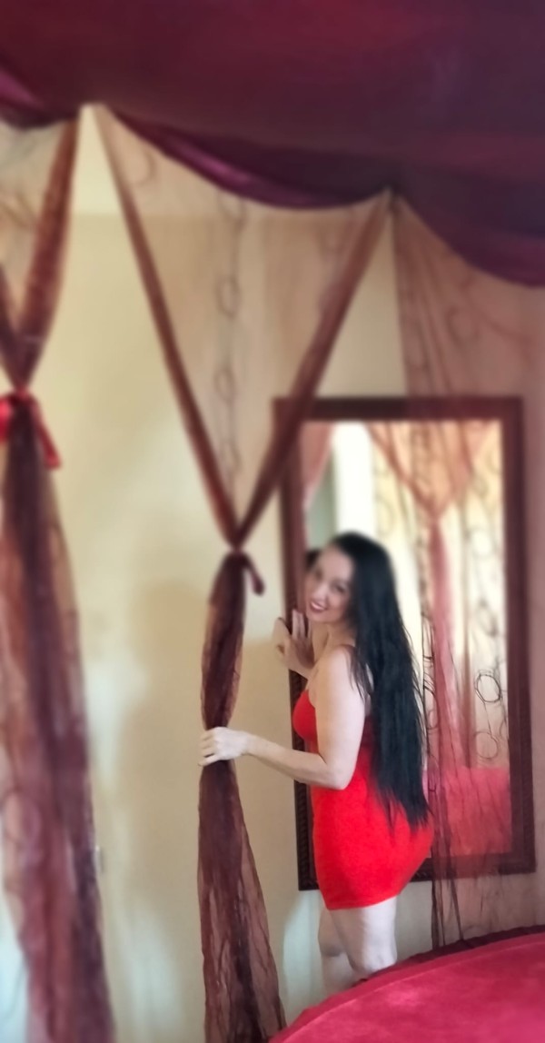 LAURA Experta EN GRIEGO  DESDÉ 30€.  MASAJE ERÓTICO