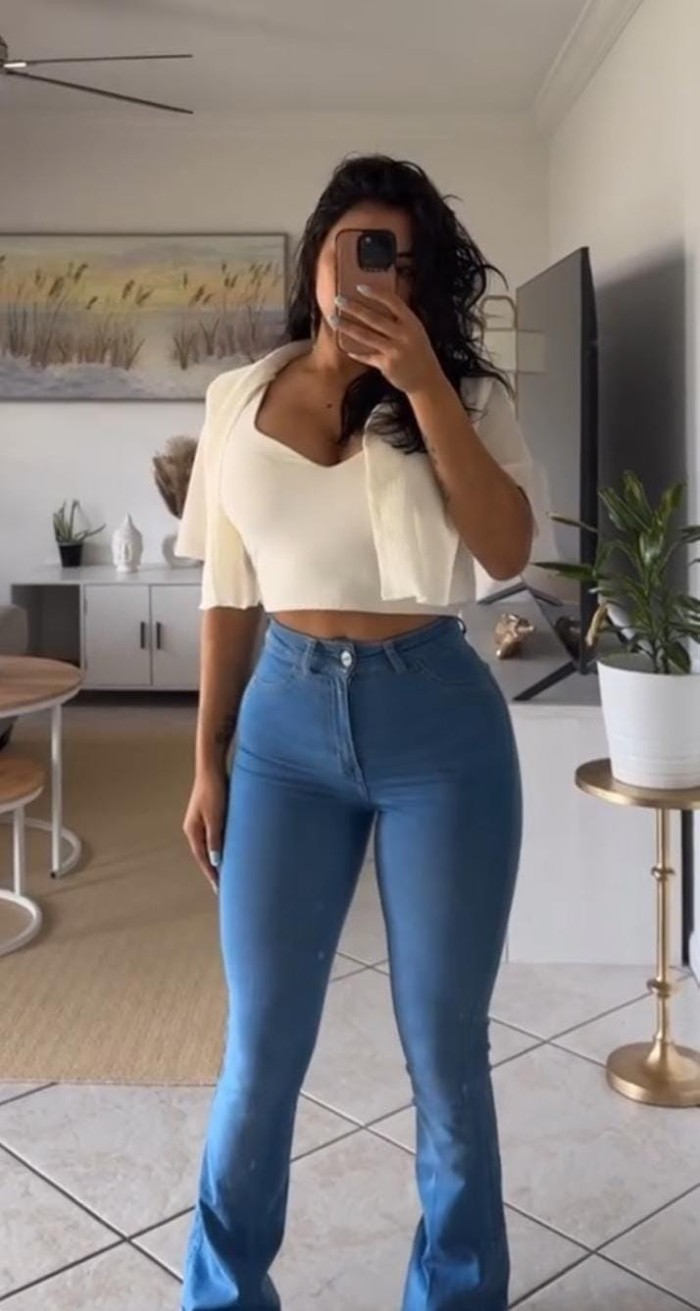 EN LA CUESTA NUEVA LATINA GUAPISIMA CON SITIO