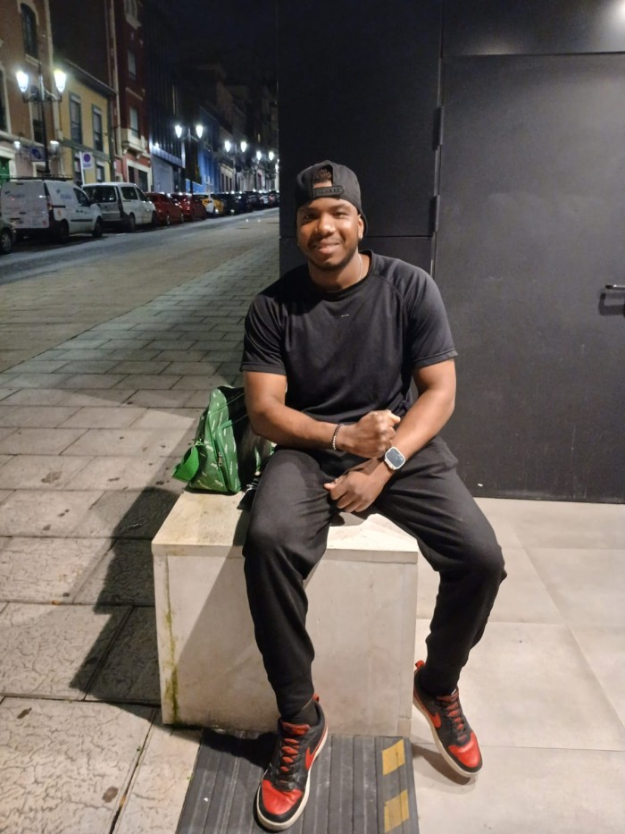 Busco trabajo en pisos soy serio y limpio