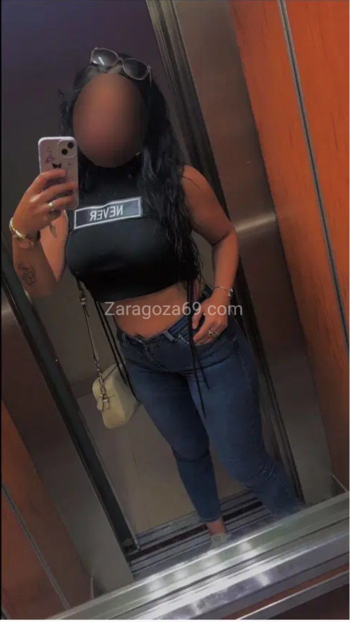 Morena con curvas espectaculares