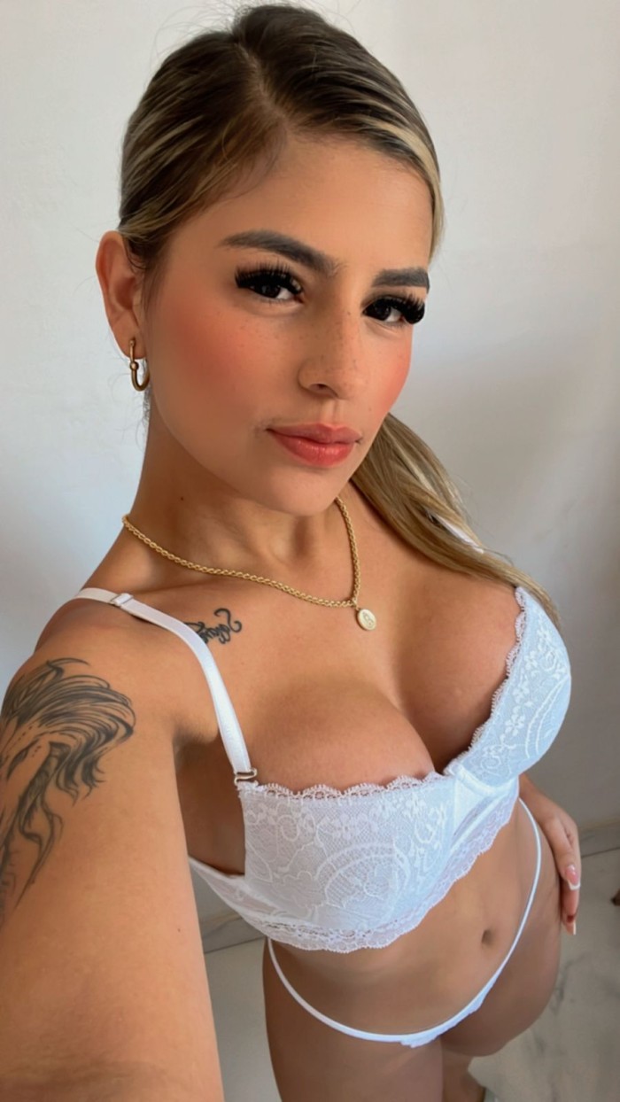 NIÑATA CACHONDA CON MUCHAS GANAS DE CHUPAR