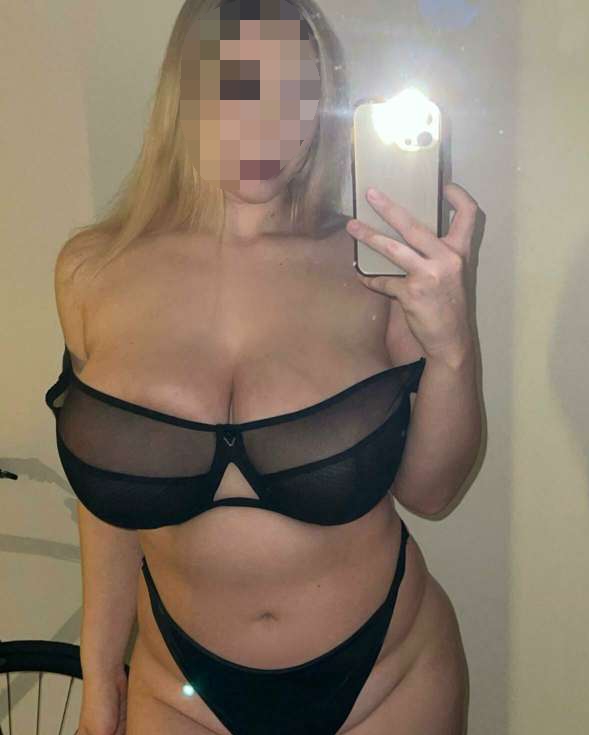Rubia nórdica tetas XXL novia virtual sexting