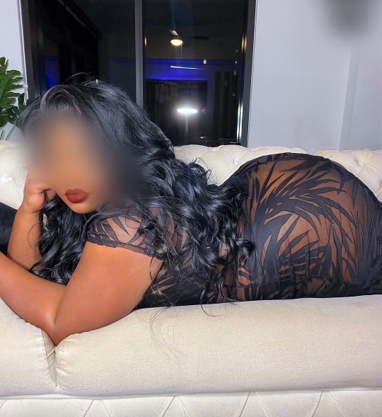 Recién llegada a la ciudad.gordo culona tetona fiestera francés natural