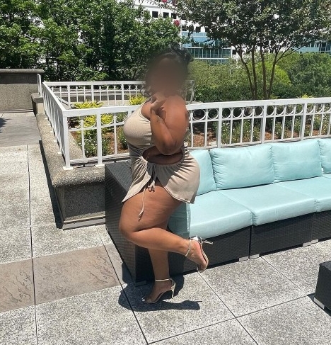 Morena joven fiestera independiente 24 salidas por toda Sevilla pueblos