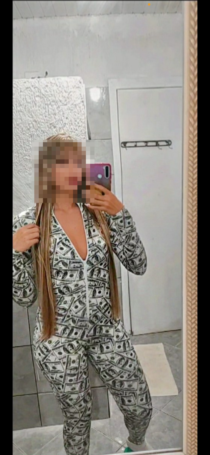 Jovem fiesteira Rubia en las islas brasilena