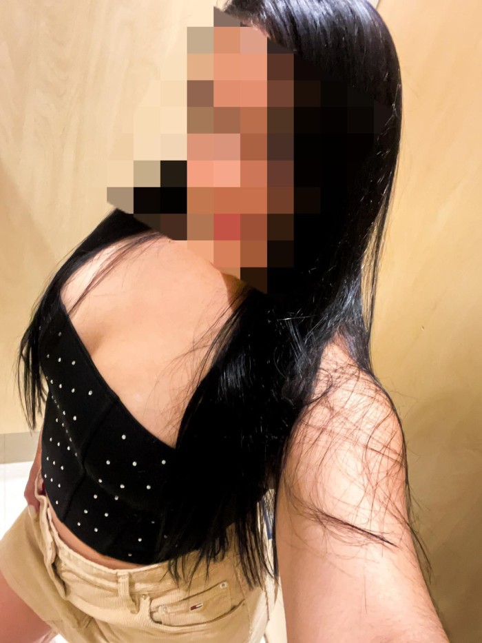 ESTOY MUY CALIENTE Y CON DESEOS DE QUE ME COMAS