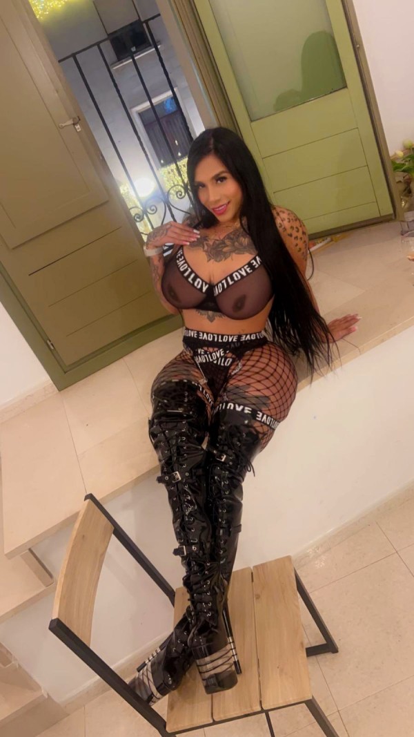 Morena tatuada colombiana