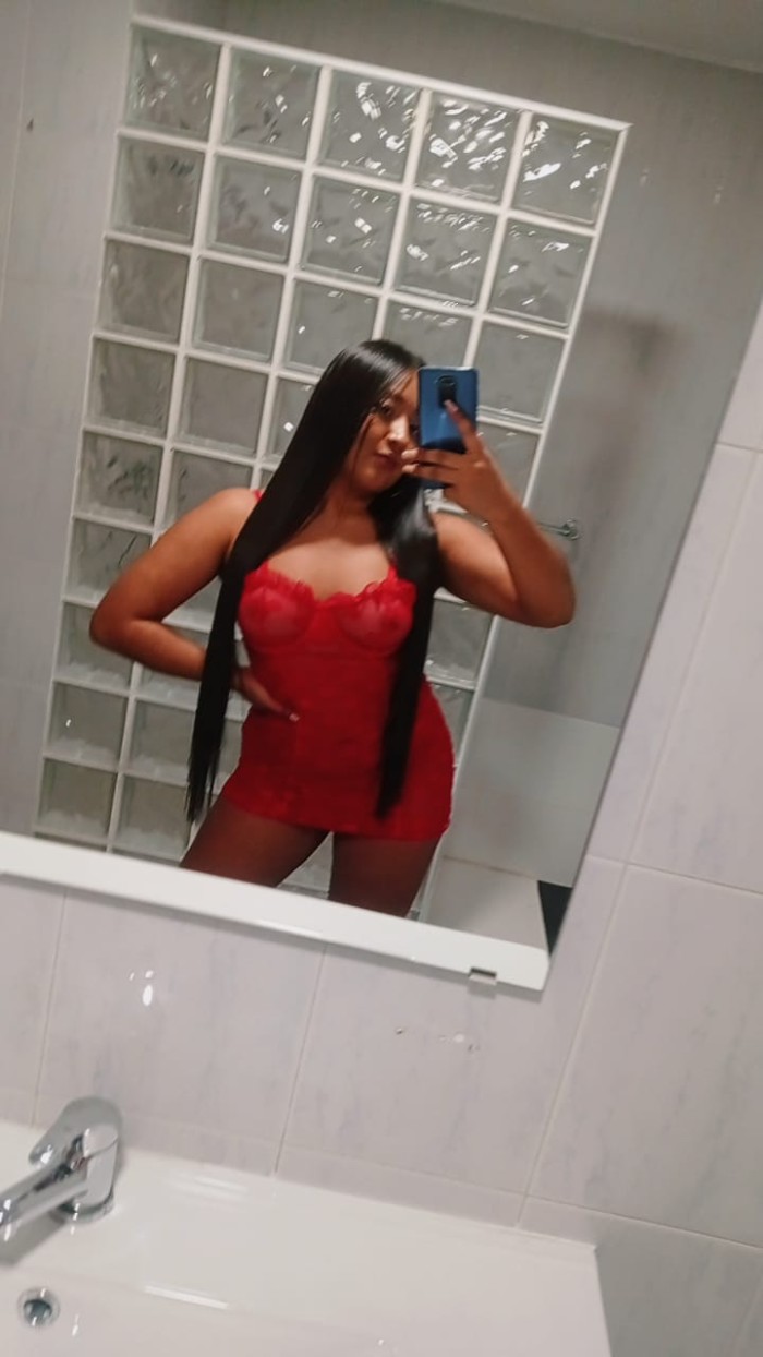 TU CHICA CALIENTE CON GANAS DE RICO SEXO
