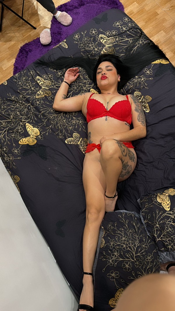 Jovencita hermosa dispuesta a complacerte