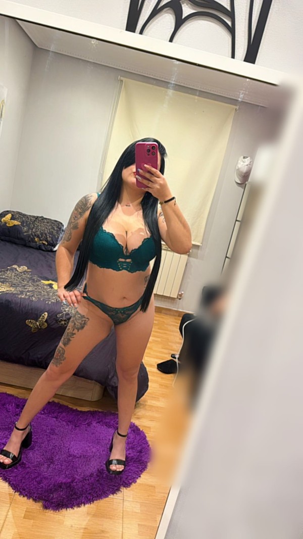 Jovencita hermosa dispuesta a complacerte