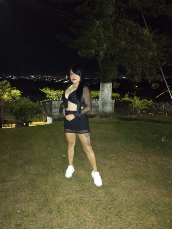 Jovencita hermosa dispuesta a complacerte