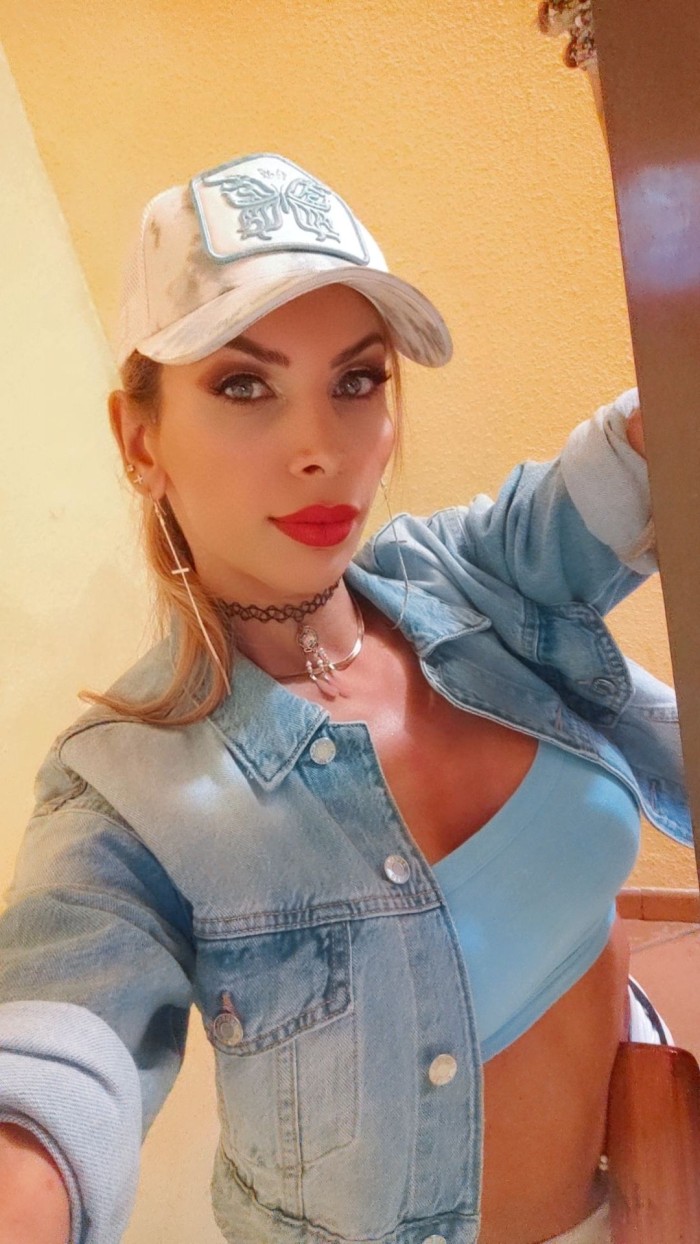 Travesti femenina en PONTEVEDRA