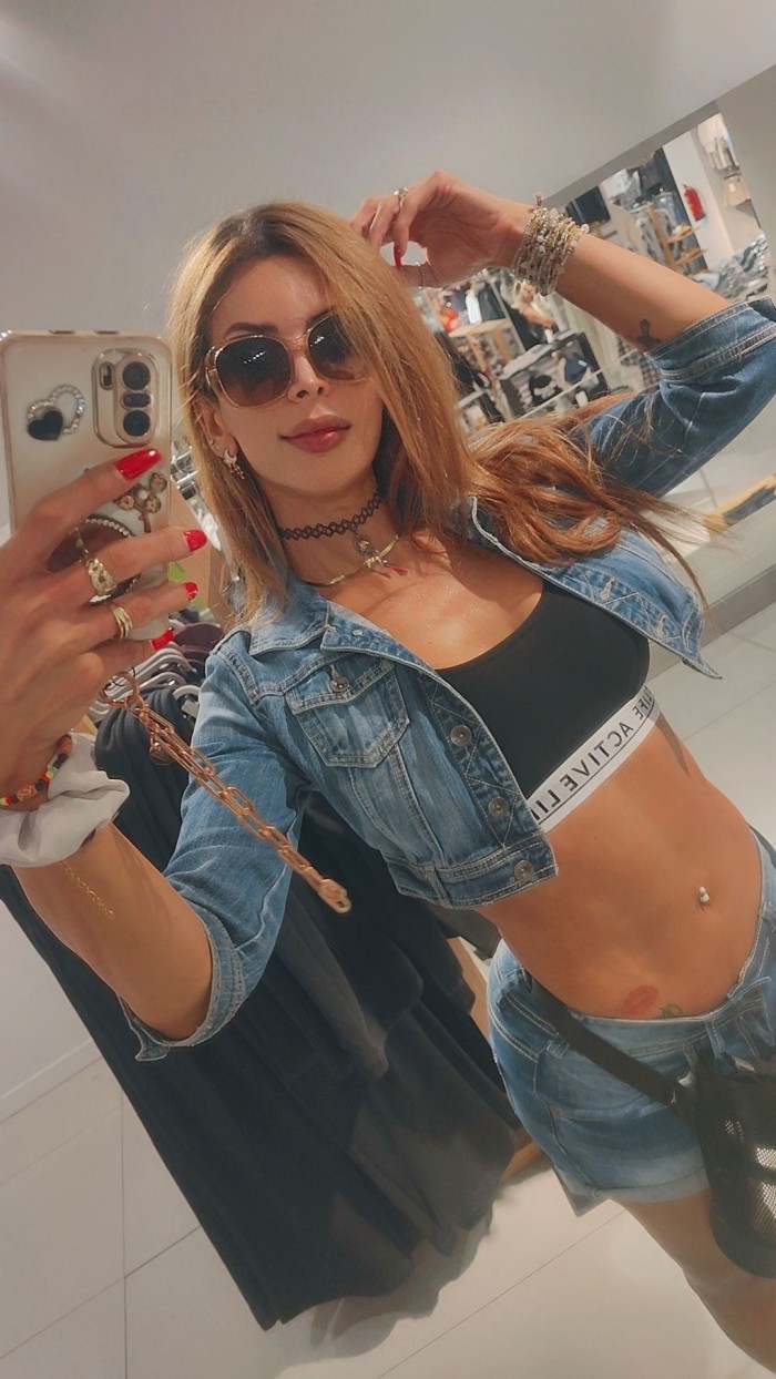 Travesti femenina en PONTEVEDRA