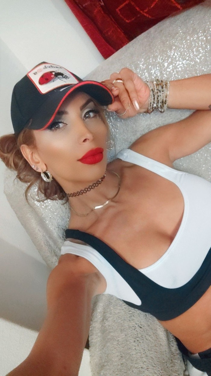 Travesti femenina en PONTEVEDRA