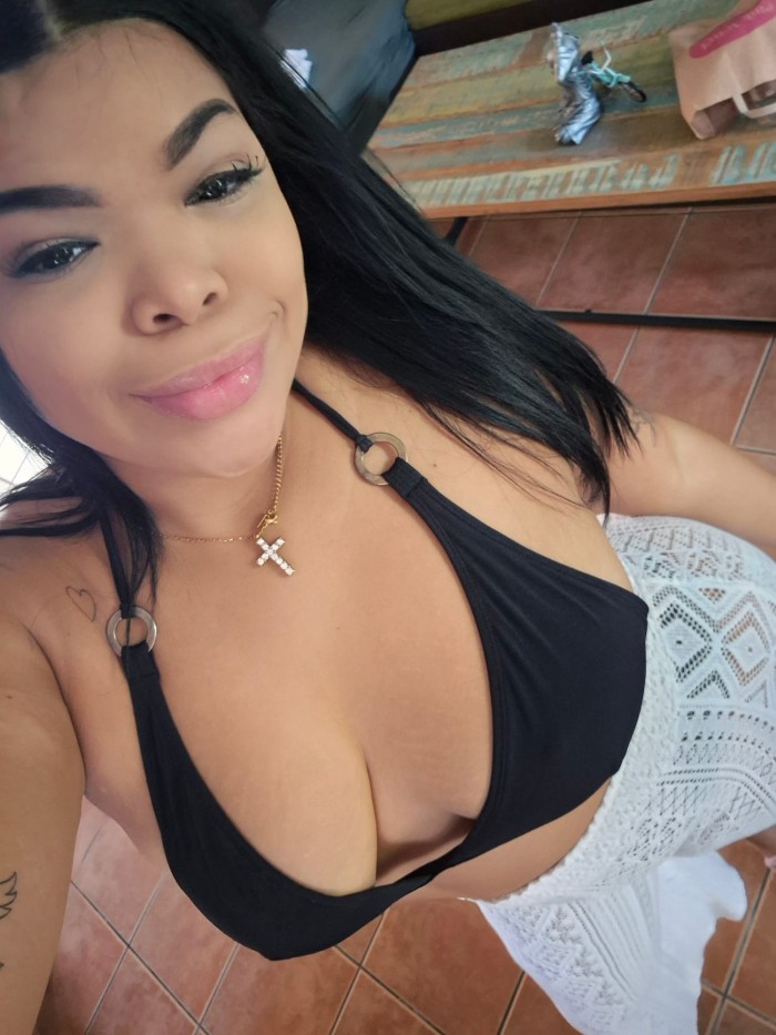 DESEO TENER TU POLLA EN MEDIO DE MIS TETAS