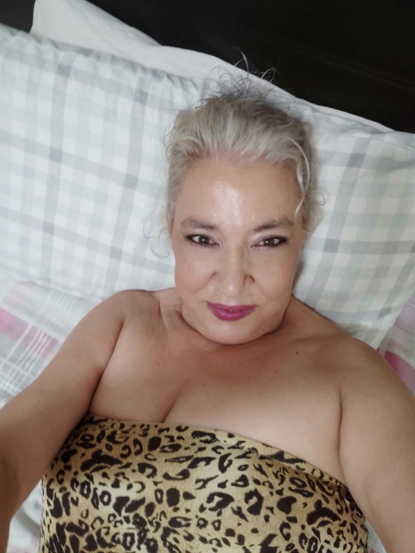 ESPAÑOLA MADURA CARIÑOSA FIESTERA ESTOY EN DON BENITO