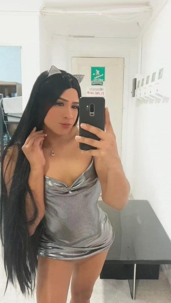 UNA CHICA TRANS CALIENTE Y LISTA PARA EL PLACER