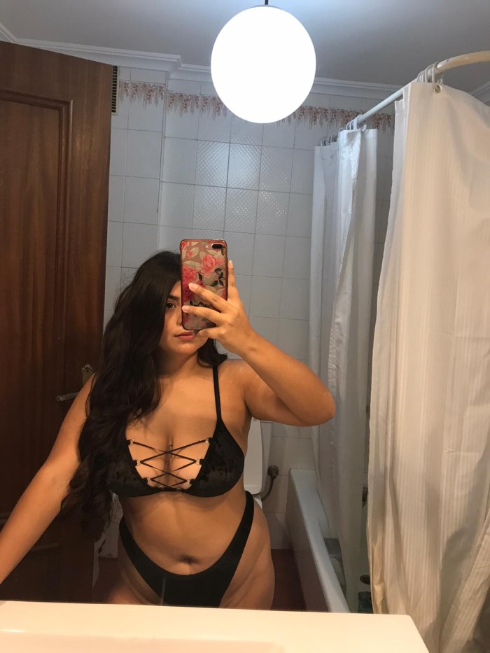 PERRA EN CALOR, TE LA CHUPO HASTA LOS HUEVOS