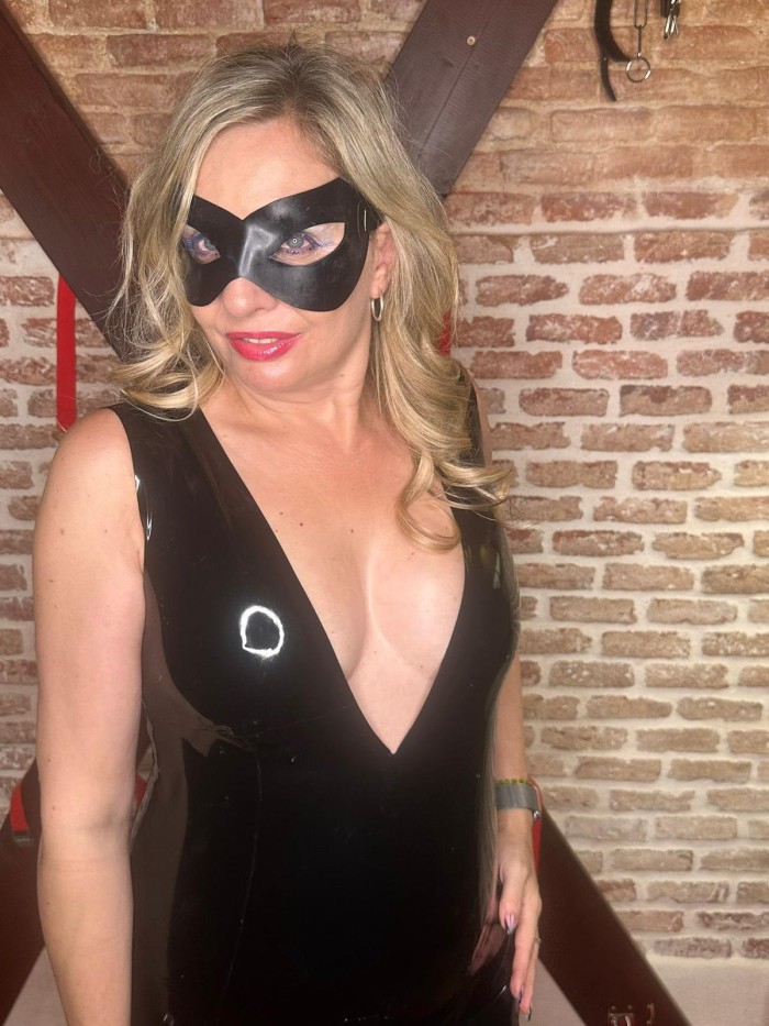 EXPLORA TUS LIMITES CON MISTRESS DE ELITE