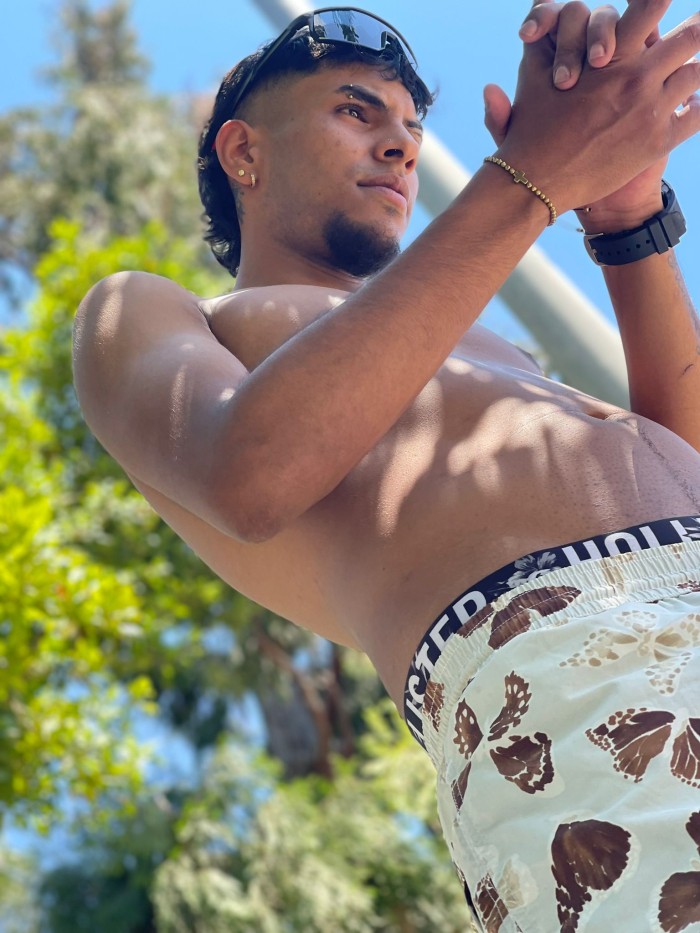 GIGOLO JOVEN LATINO BIEN DOTADO APASIONADO EN EL S