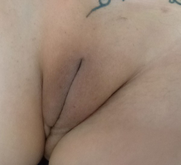 Susan madurita complaciente en la cama