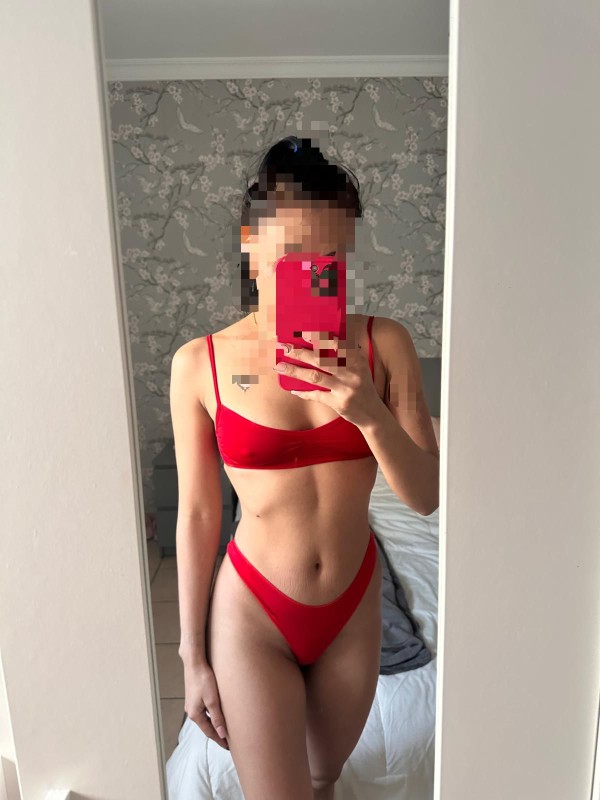 Jovencita delgada fiestera cariñosa